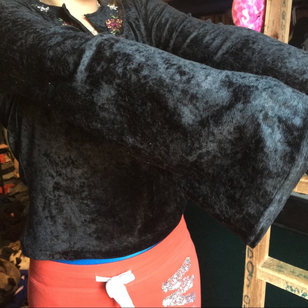 Black flower shirt🖤 - Picture 5 of 6